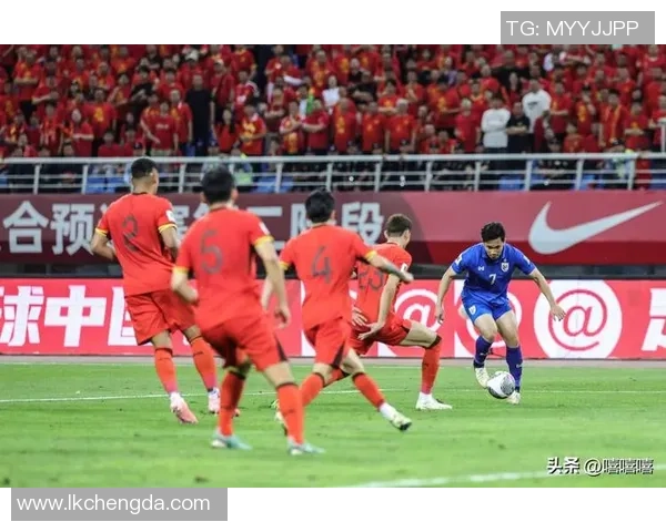 足球明星激烈对抗赛中意外受伤头部流血引发关注与讨论